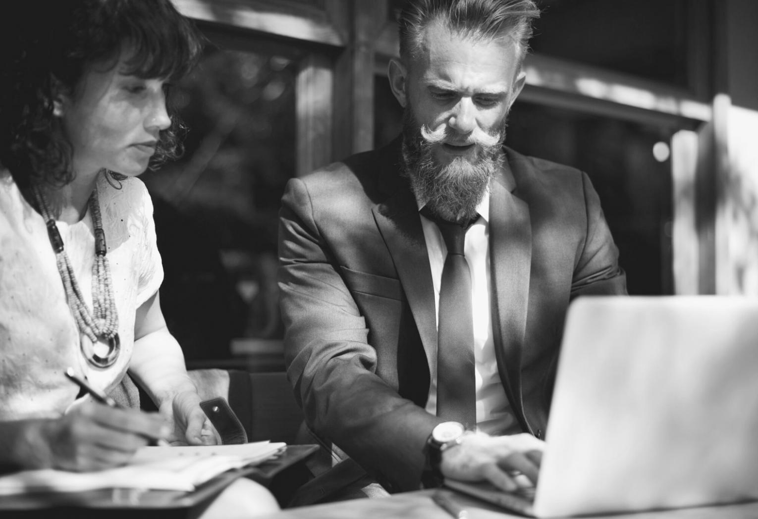 Espace de travail organisé avec documents financiers