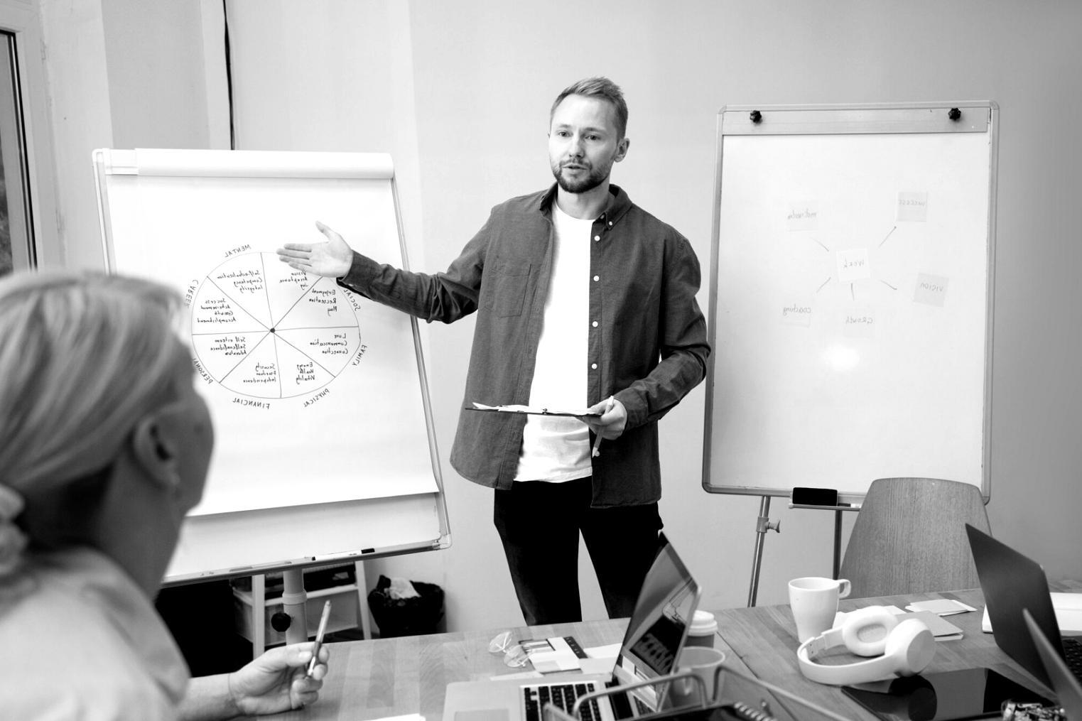 Espace de travail moderne avec ordinateur et documents financiers